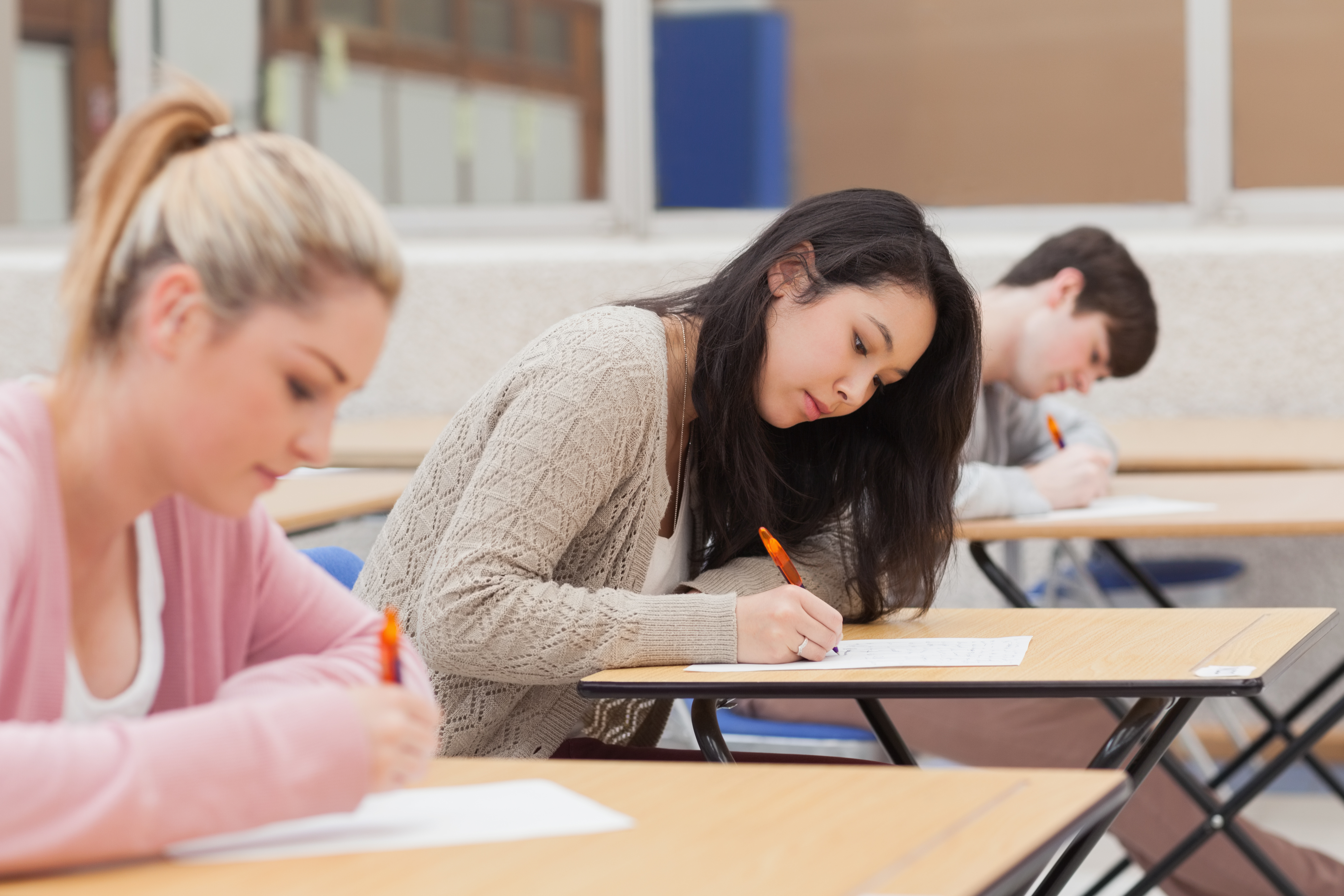 Student s test. Студент на экзамене. Подготовка к экзаменам. Письменный экзамен. Студент за партой.